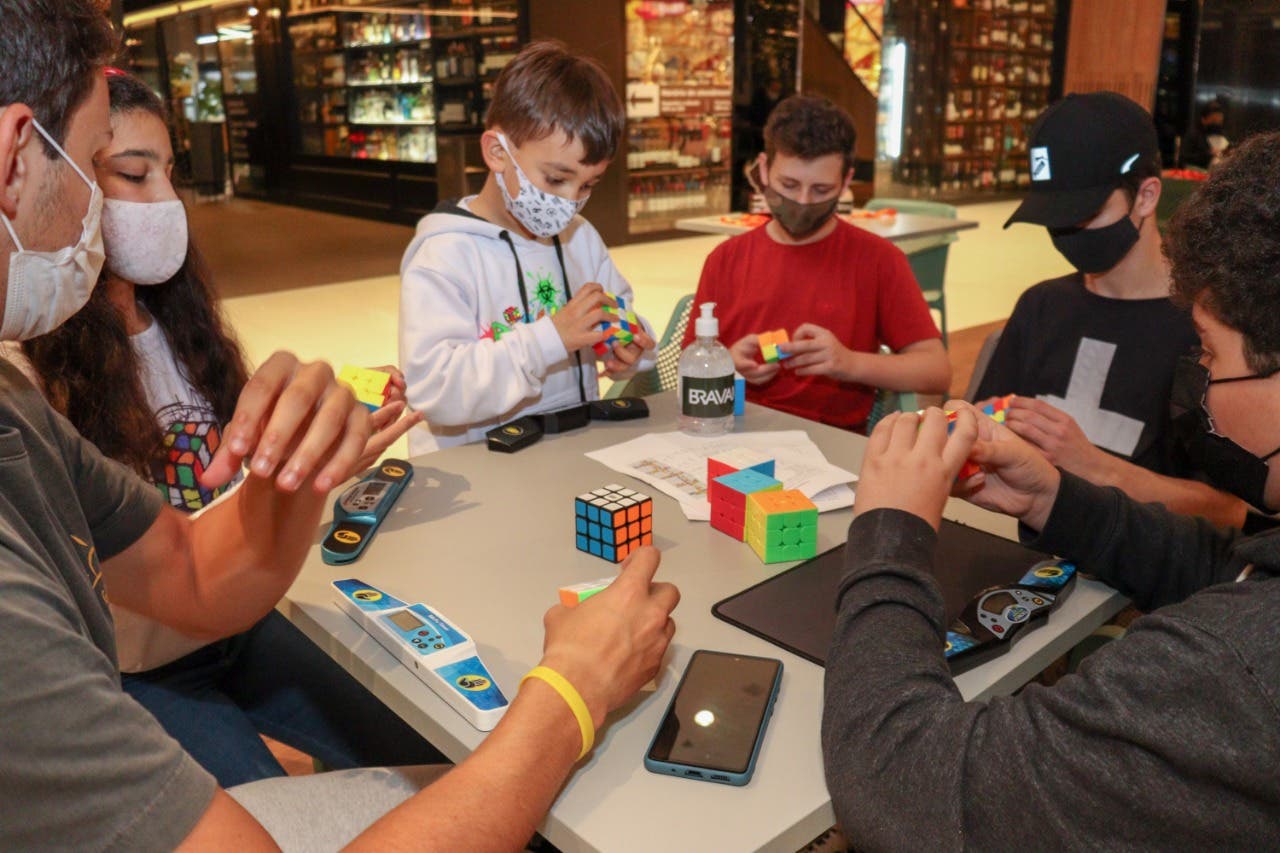 Blumenau recebe campeonato de cubo mágico