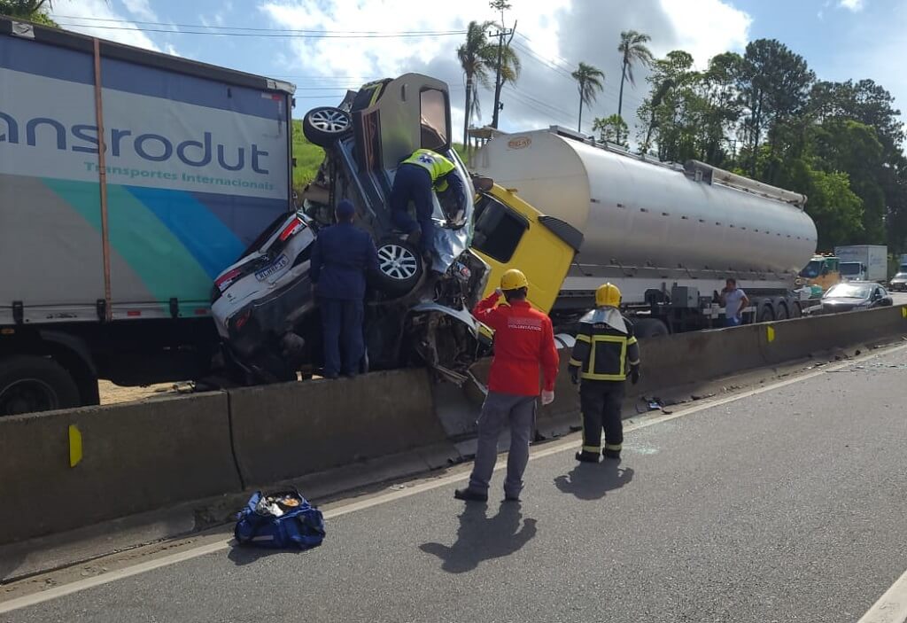 Equipes tiveram que retirar vítimas das ferragens (Foto: PRF, Divulgação)