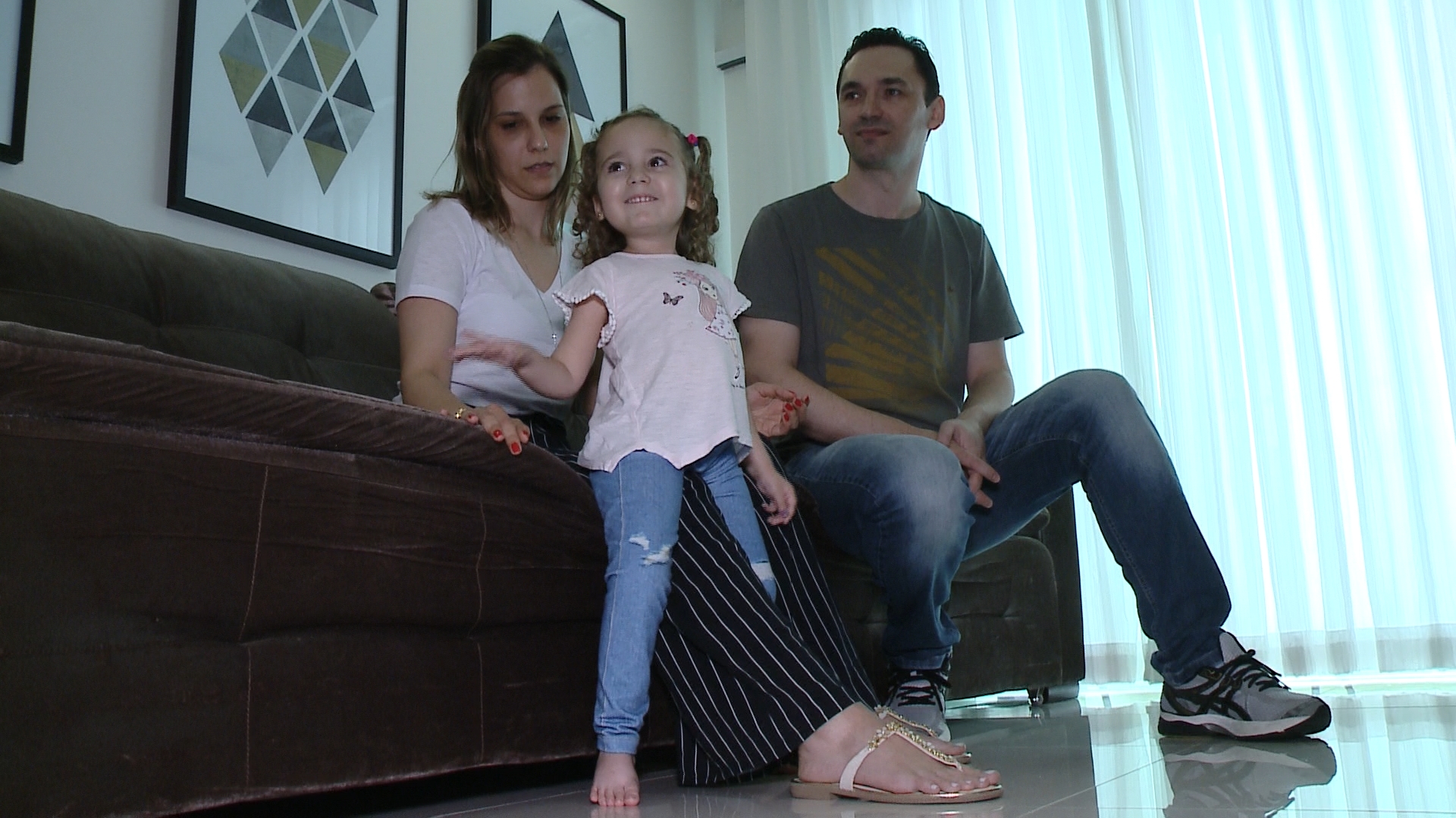 Pequena Manuela, de Blumenau, também sofre de AME tipo 2 e neste momento não deve ser contemplada com medicamento pela rede pública Pequena Manuela, de Blumenau, também sofre de AME tipo 2 e neste momento não deve ser contemplada com medicamento pela rede pública