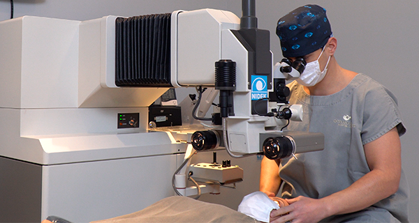 Dr. Arthur Martins (CRM/SC 24721 RQE 15267) Médico Oftalmologista especialista em Cirurgia Refrativa a Laser, Catarata, Ceratocone e Córnea.