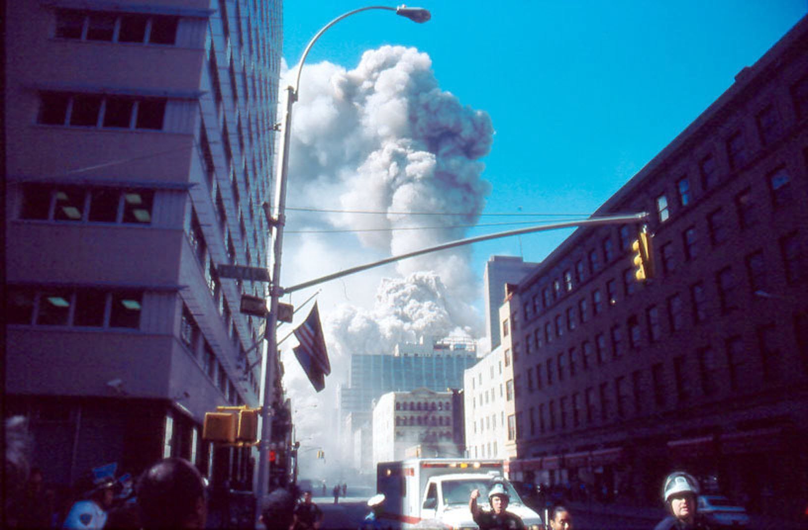 Após cerca de duas horas, uma das torres do World Trade Center desaba.