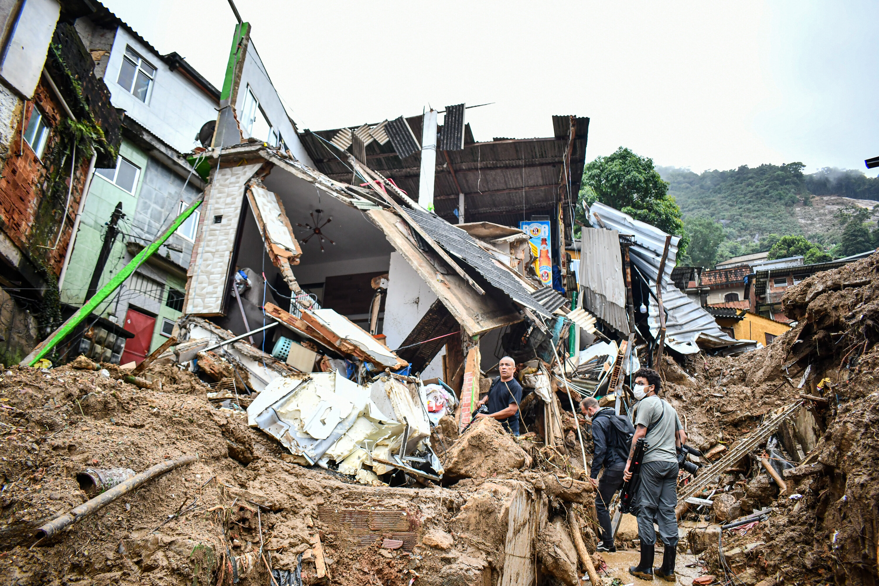 Petrópolis, na região serrana do Rio de Janeiro, amanhece com lama e destruição após forte temporal que causou várias mortes Petrópolis, na região serrana do Rio de Janeiro, amanhece com lama e destruição após forte temporal que causou várias mortes