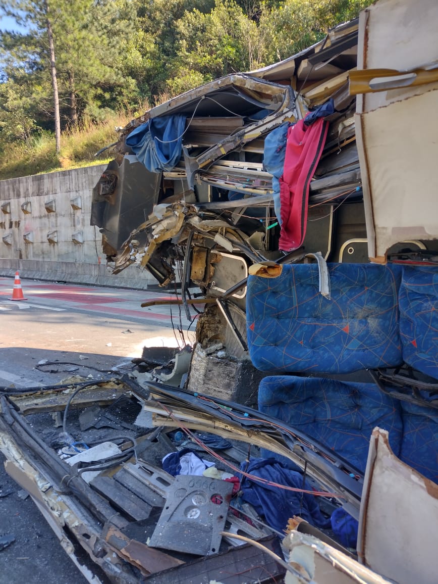 O ônibus saiu de Umurama-PR e estava a caminho de Jaraguá do Sul Acidente na BR-376