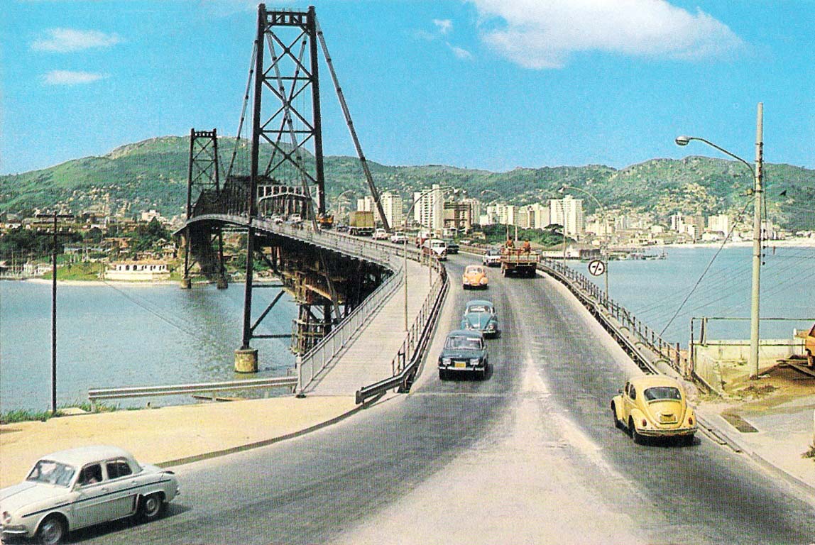 Carros passando pela Ponte Hercílio Luz ponte10