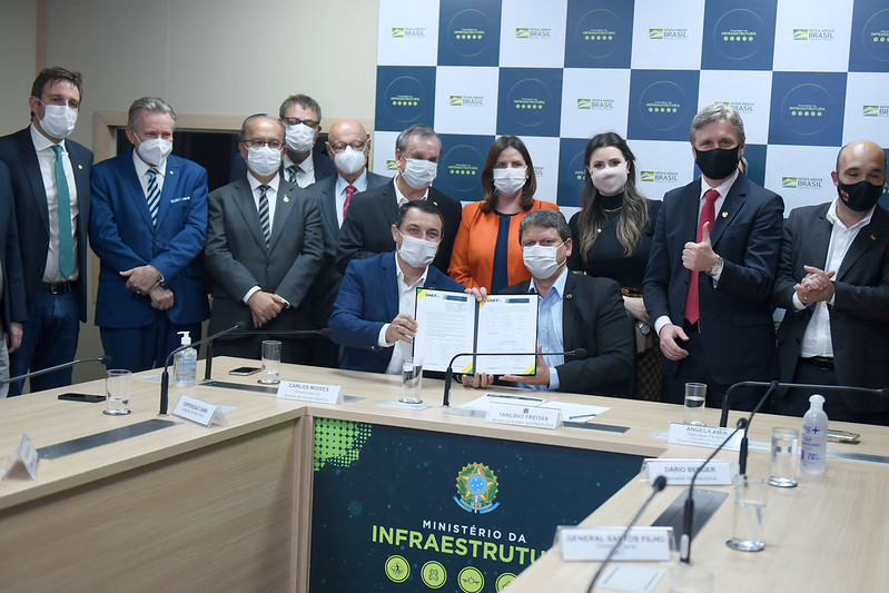 Moisés assina convênio com governo federal no Ministério da Infraestrutura Moisés assina convênio com governo federal no Ministério da Infraestrutura