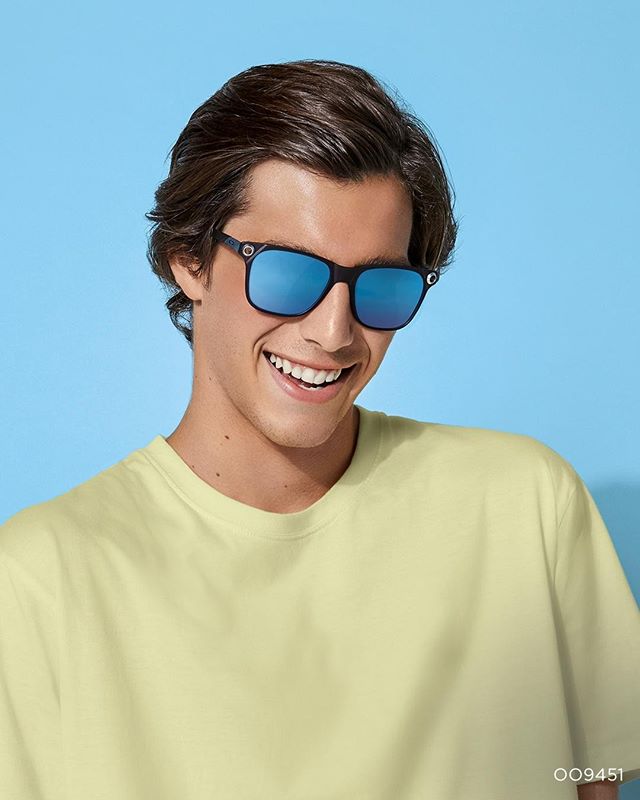 Assinado pela Oakley, o modelo pode ser encontrado nas lojas Óticas Carol Oakley