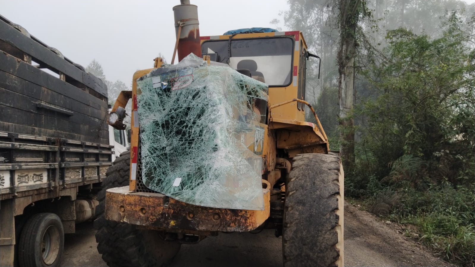 Pá carregadeira ainda com o parabrisa do ônibus depois do acidente Pá carregadeira ainda com o parabrisa do ônibus depois do acidente