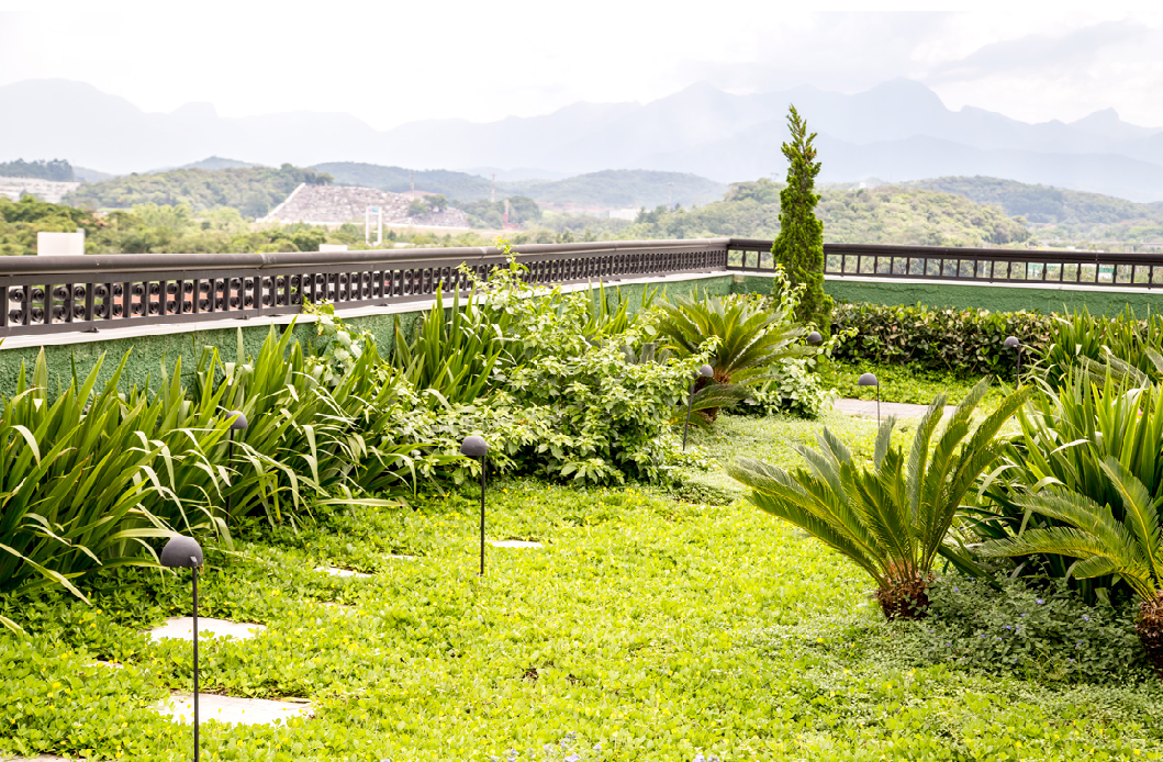 Área verde no terraço do edifício reforça a integração com a natureza. Terraço - Auri Corporate Tower - Área verde - NSC