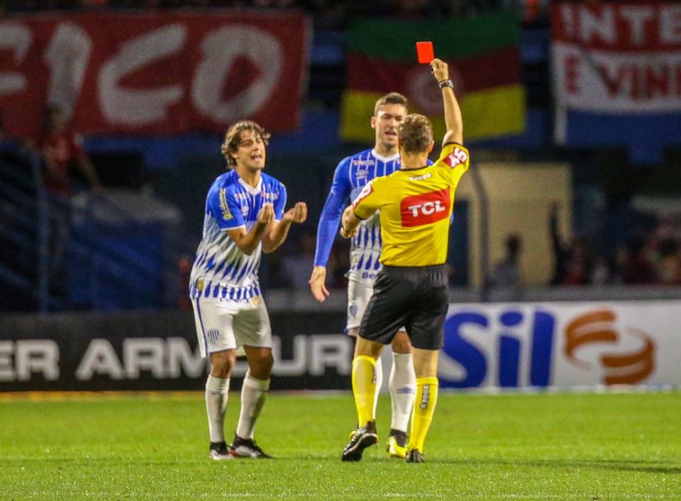 Avaí tem jogador expulsão aos 3 minutos; Wesley (esq) recebe cartão vermelho Avaí tem jogador expulsão aos 3 minutos; Wesley (esq) recebe cartão vermelho