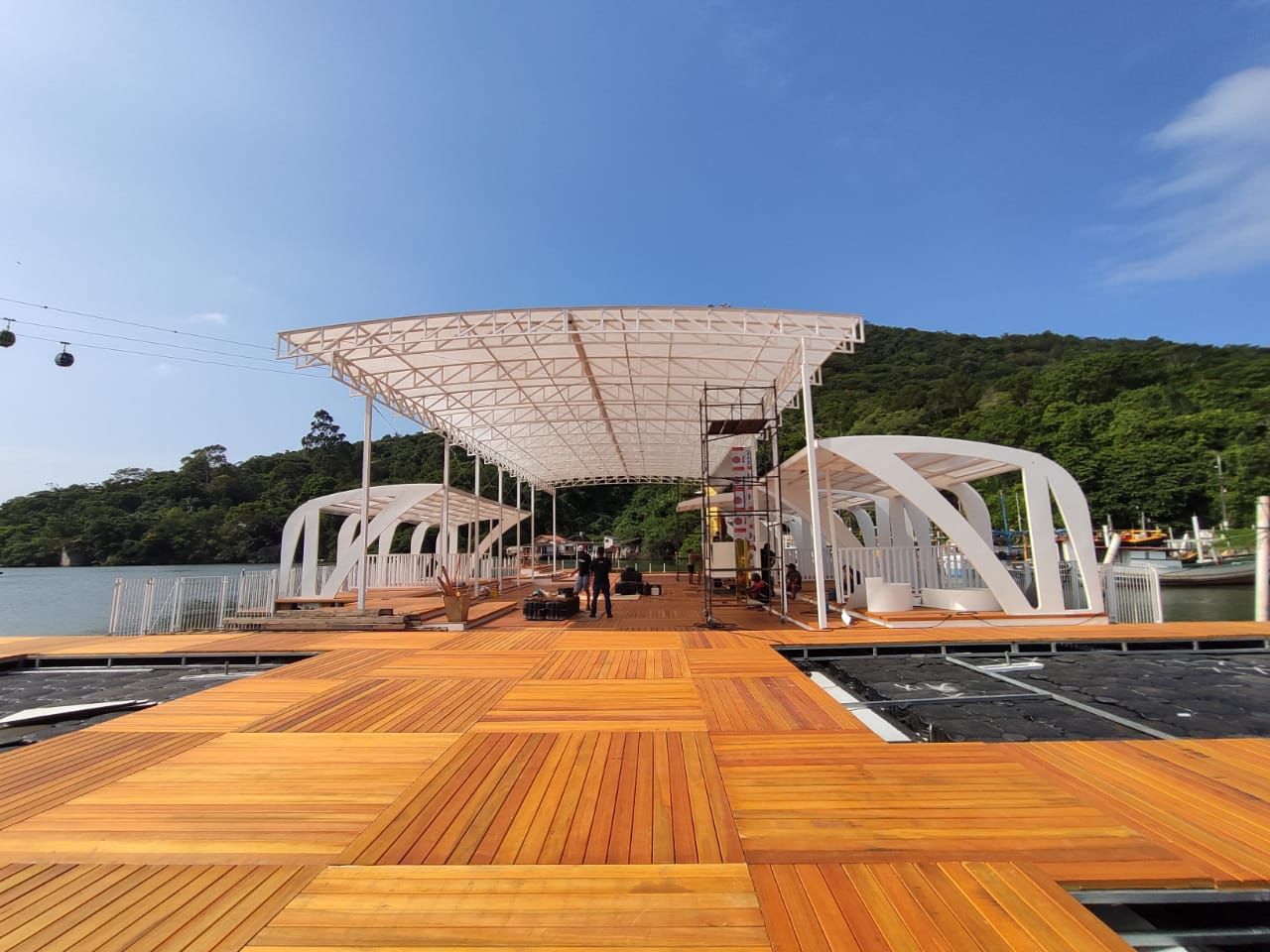 Os resíduos dos banheiros ficarão armazenados em um reservatório especial em uma plataforma técnica auxiliar que se desconecta do clube para ser rebocada até um ponto previsto em terra Os resíduos dos banheiros ficarão armazenados em um reservatório especial em uma plataforma técnica auxiliar que se desconecta do clube para ser rebocada até um ponto previsto em terra