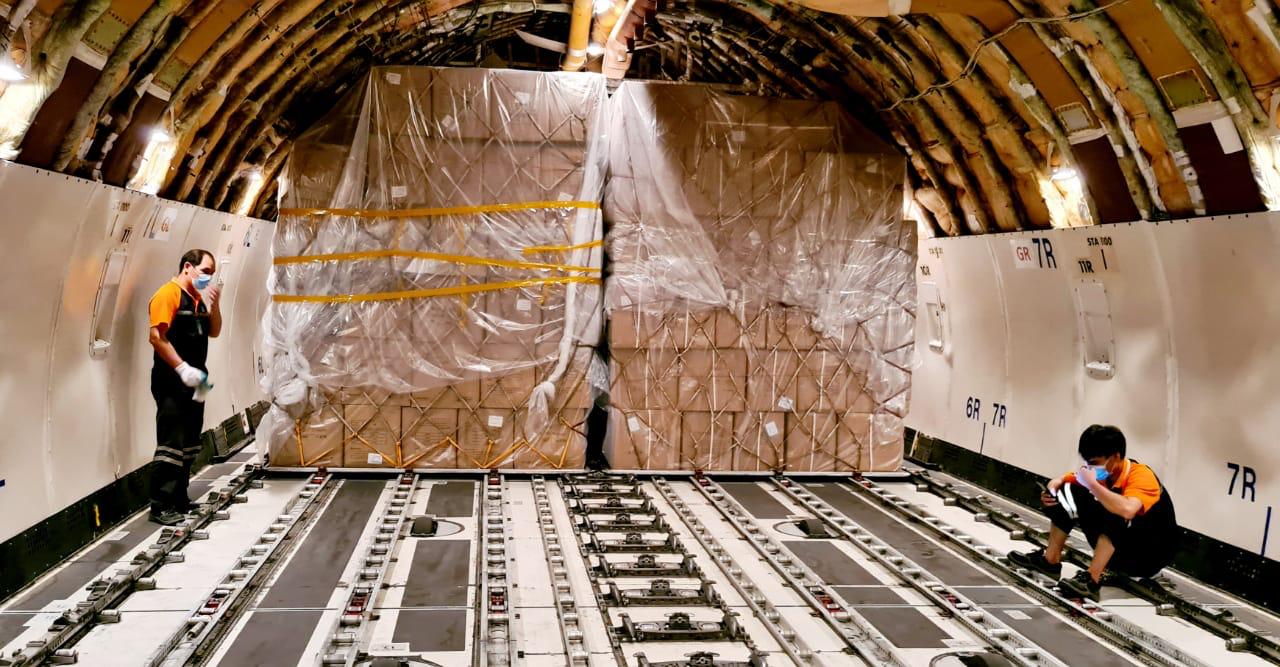 Imagem interna do avião sendo carregado Imagem