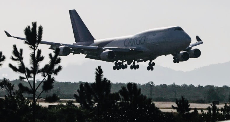 A chegada da aeronave no Aeroporto de Florianópolis Imagem mosta