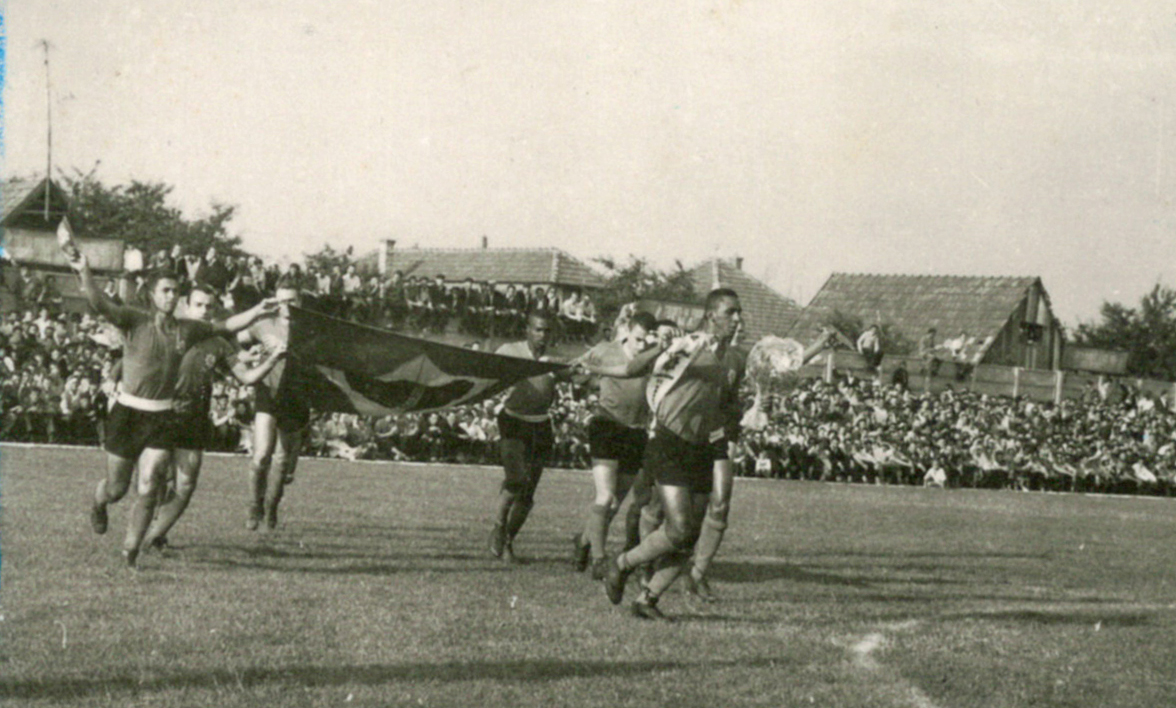 Time desfilou com bandeira brasileira nos cinco países europeus em que jogou