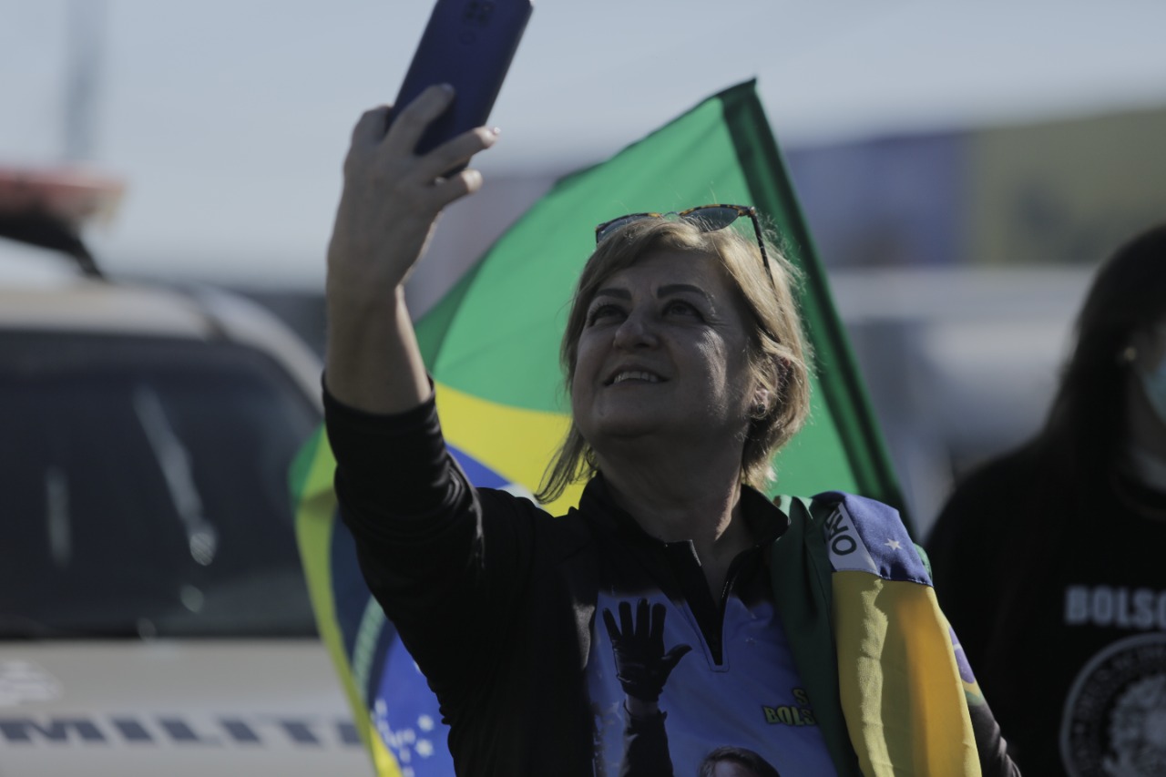 Alguns dos apoiadores, assim como presidente, não usavam máscara no momento Alguns dos apoiadores, assim como presidente, não usavam máscara no momento
