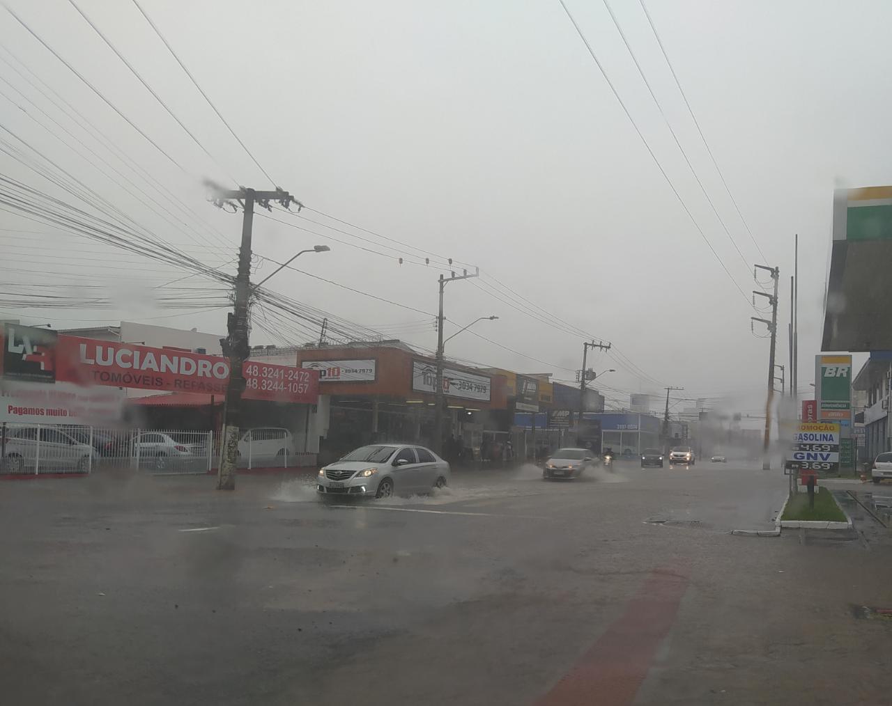 Rua Josué di Bernardi, em São José, também tem pontos com água na pista Rua Josué di Bernardi, em São José, também tem pontos com água na pista