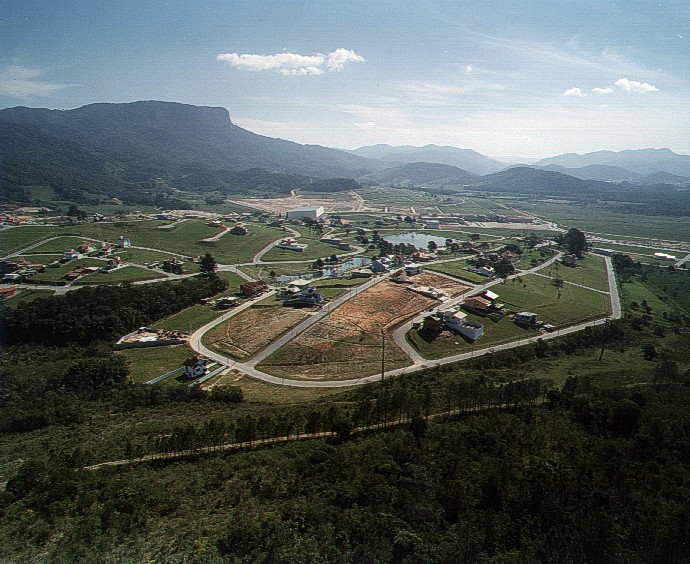 Bairro foi criado a partir de uma fazenda, próximo e com vista para morro Pedra Branca Bairro foi criado a partir de uma fazenda, próximo e com vista para morro Pedra Branca