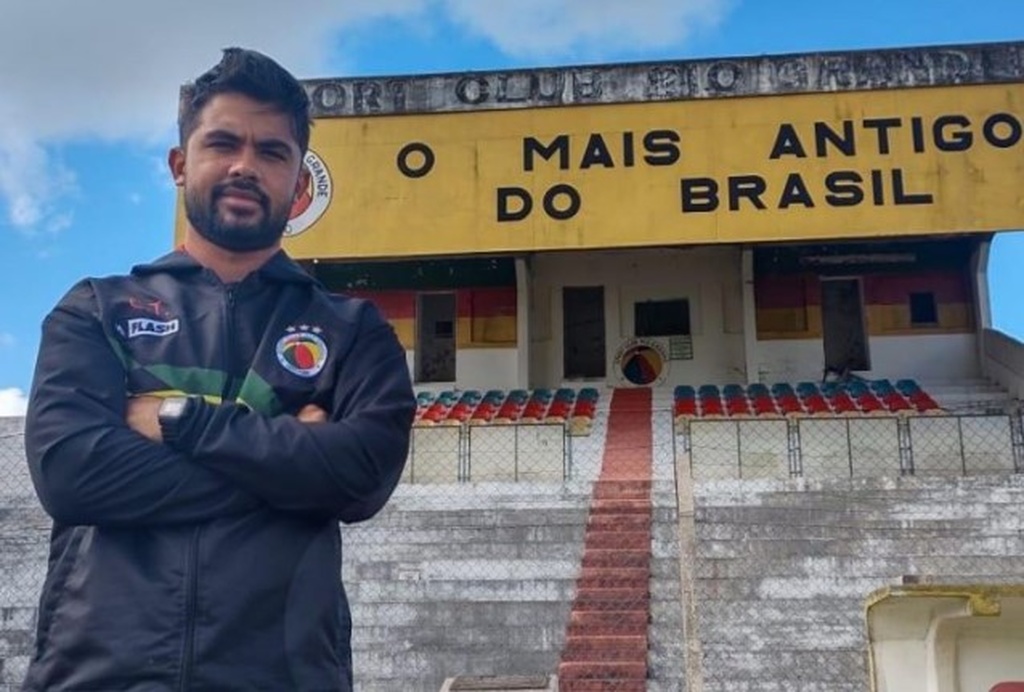 Cláudio Júnior, o técnico mais novo no clube mais velho