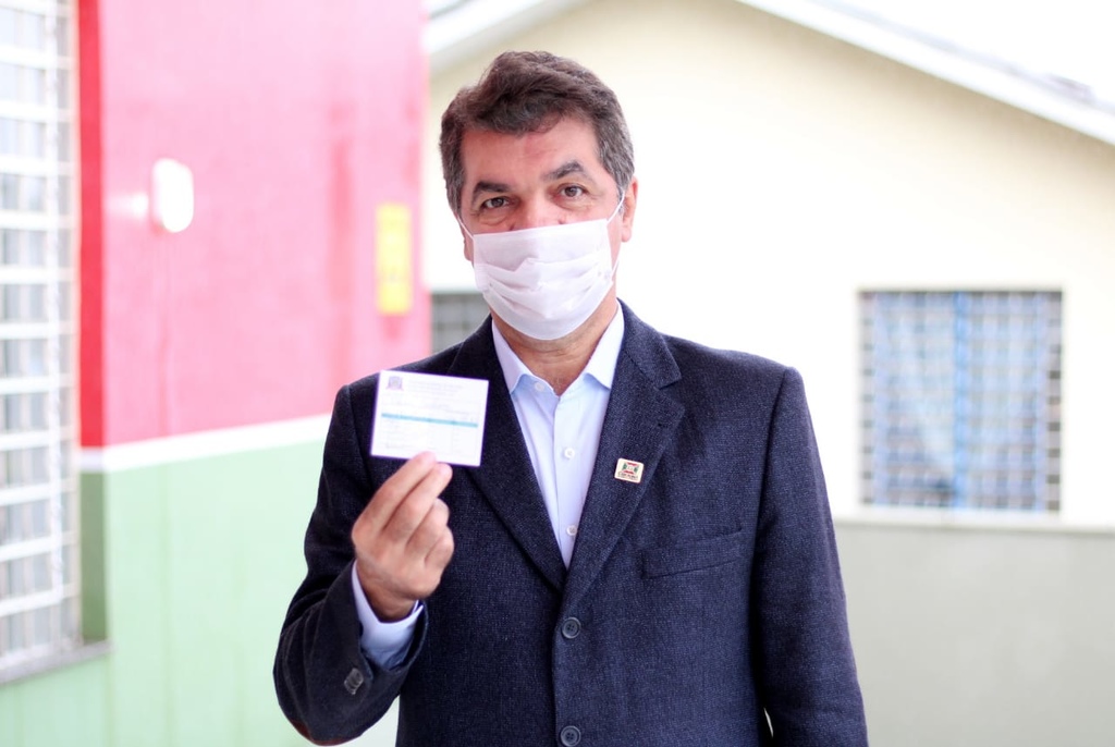 Prefeito tomou a vacina no último dia 15 Prefeito tomou a vacina no último dia 15