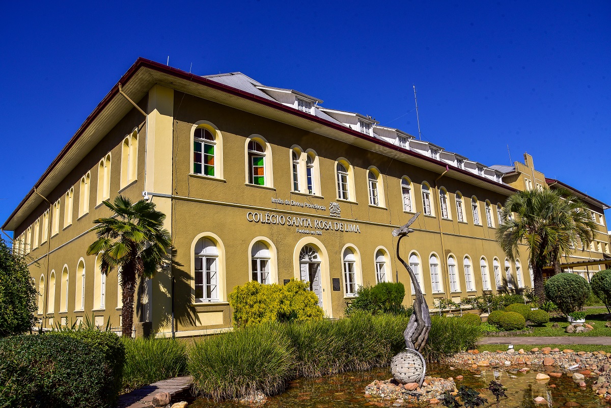 Colégio foi fundado há 120 anos pelas Irmãs da Divina Providência Colégio foi fundado há 120 anos pelas Irmãs da Divina Providência