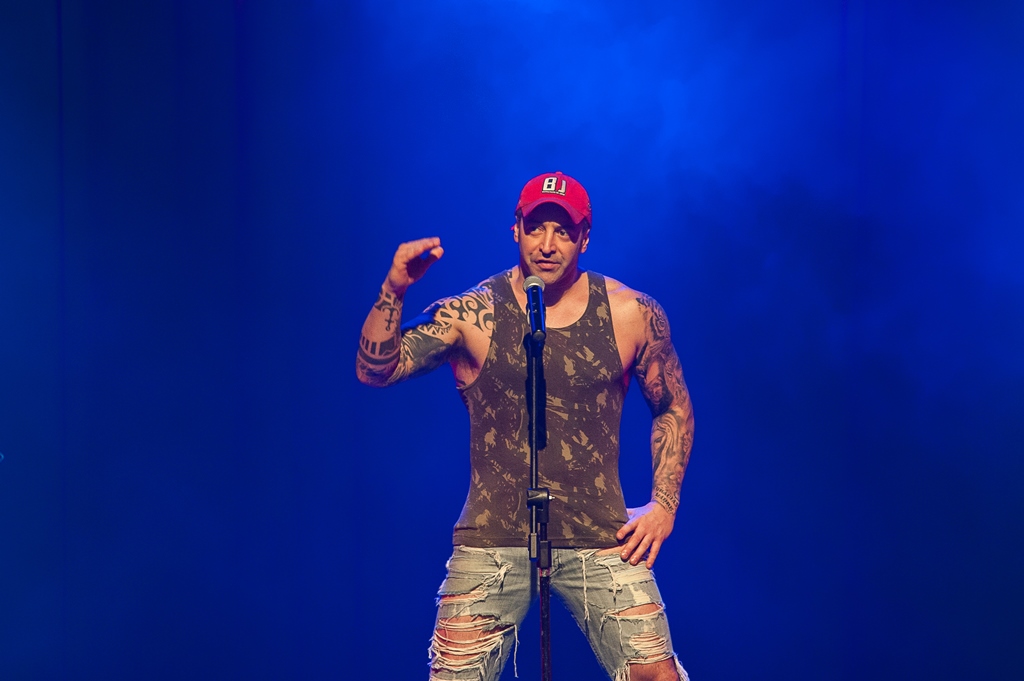 Cris Pereira chega com seu novo projeto, este que é o primeiro stand up de cara limpa do artista, e tem sido sucesso por onde passa. Cris Pereira