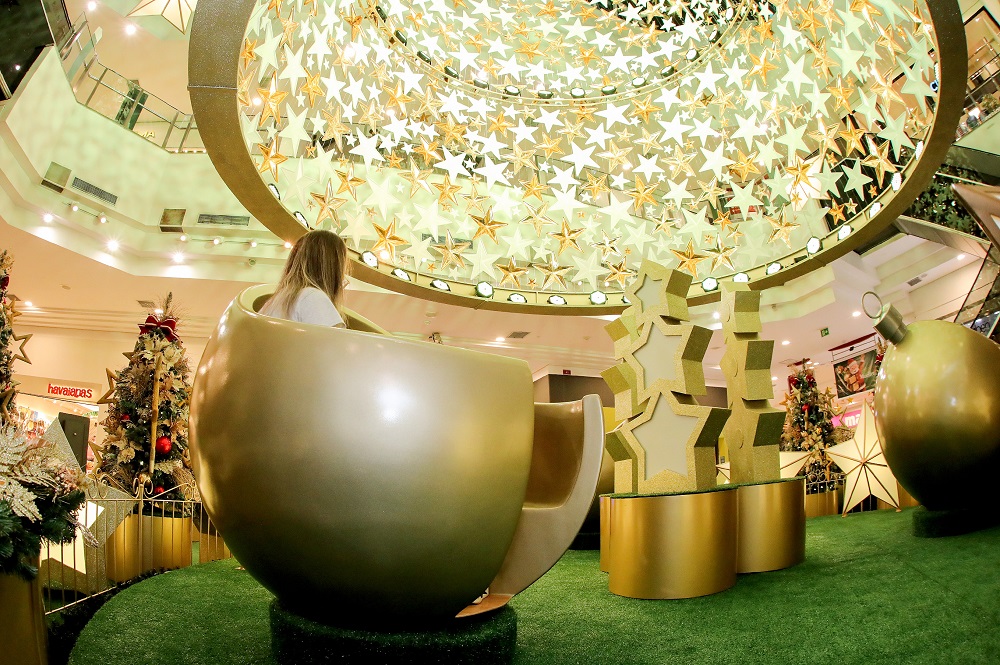 O Carrossel das Estrelas integra a decoração natalina na Praça Central, no primeiro piso, e reserva um passeio por baixo da árvore de Natal suspensa giratória, com show de luzes. Natal solidário Shopping Mueller
