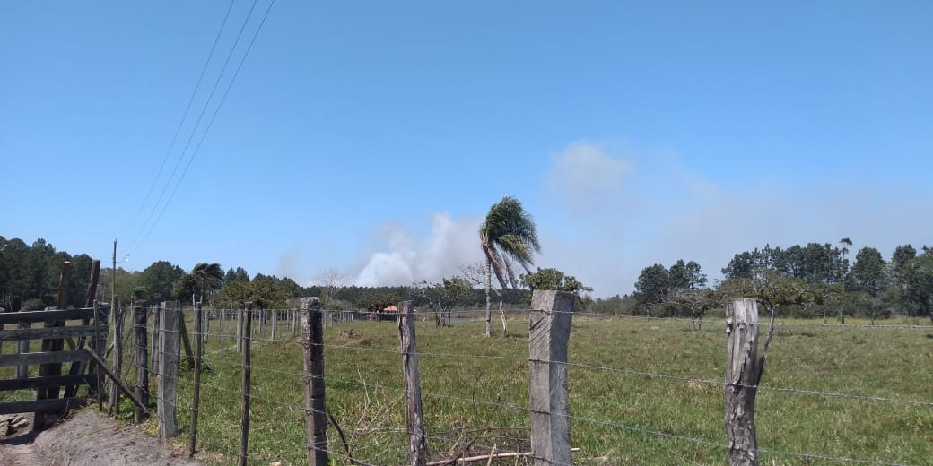 Incêndio foi registrado em dois pontos do Parque Estadual da Serra do Tabuleiro, por volta das 13h, neste domingo Incêndio foi registrado em dois pontos do Parque Estadual da Serra do Tabuleiro, por volta das 13h, neste domingo