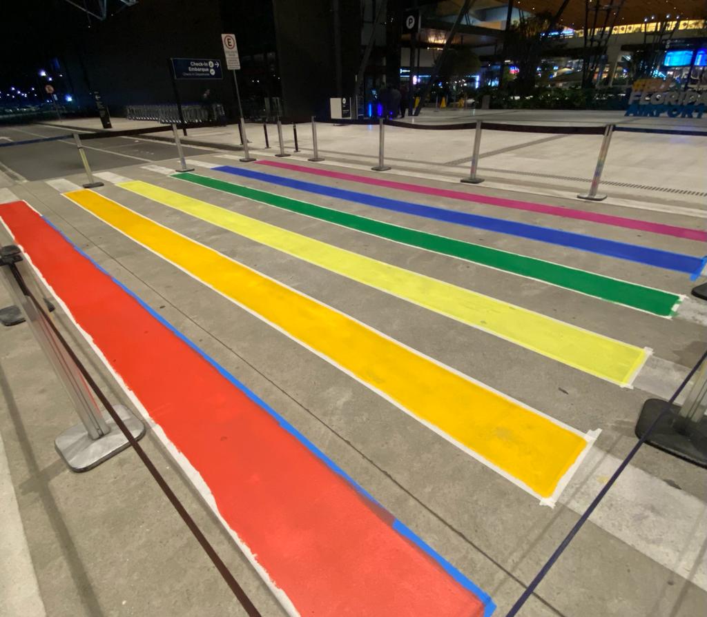 A faixa de pedestre do Floripa Airport está com as cores da bandeira LGBTQI+ nesta terça-feira A faixa de pedestre do Floripa Airport está com as cores da bandeira LGBTQI+ nesta terça-feira