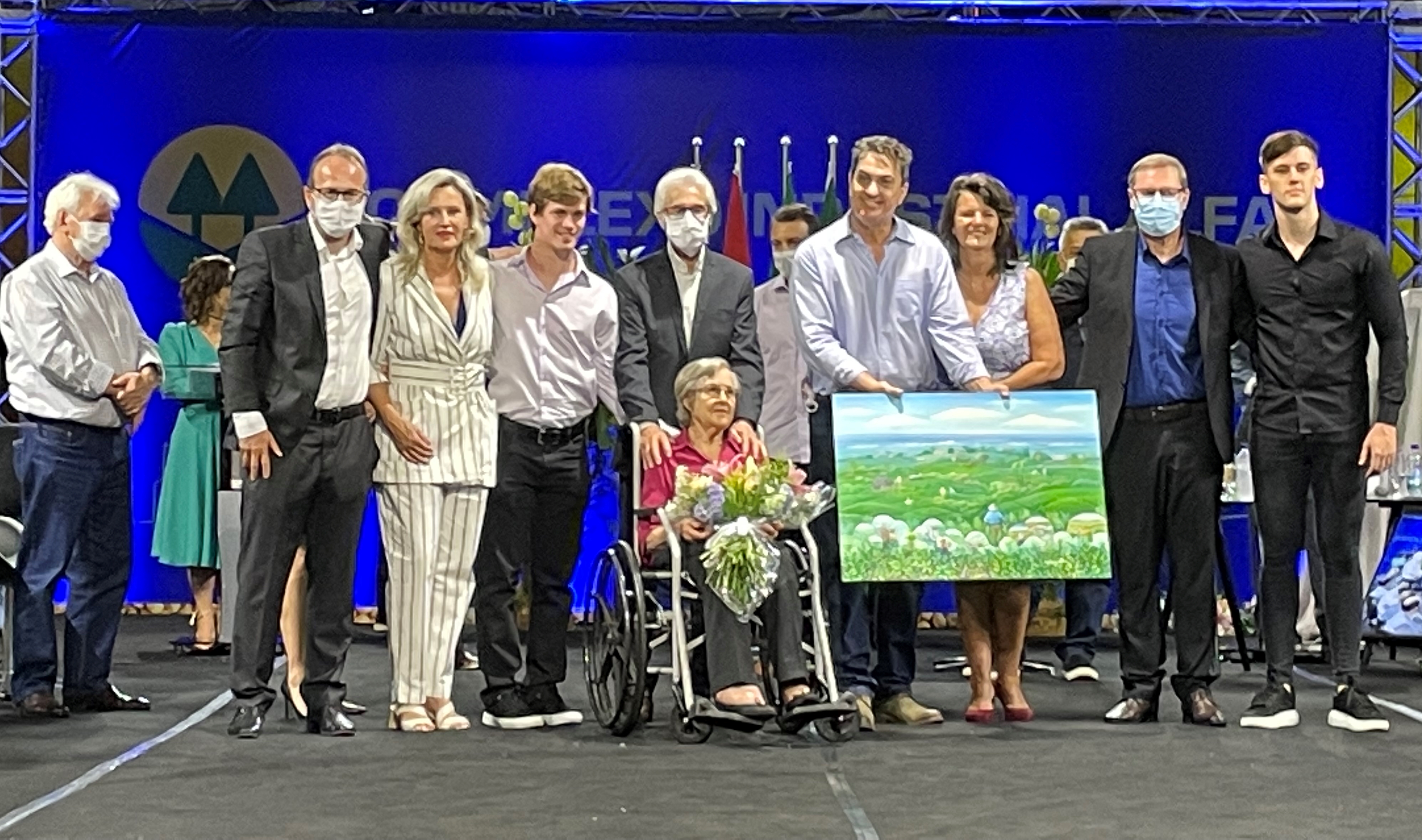 A família de Aury Bodanese, que fundou a Alfa e a Coopercentral Aurora, foi uma das que receberam homenagens A família de Aury Bodanese, que fundou a Alfa e a Coopercentral Aurora, foi uma das que receberam homenagens