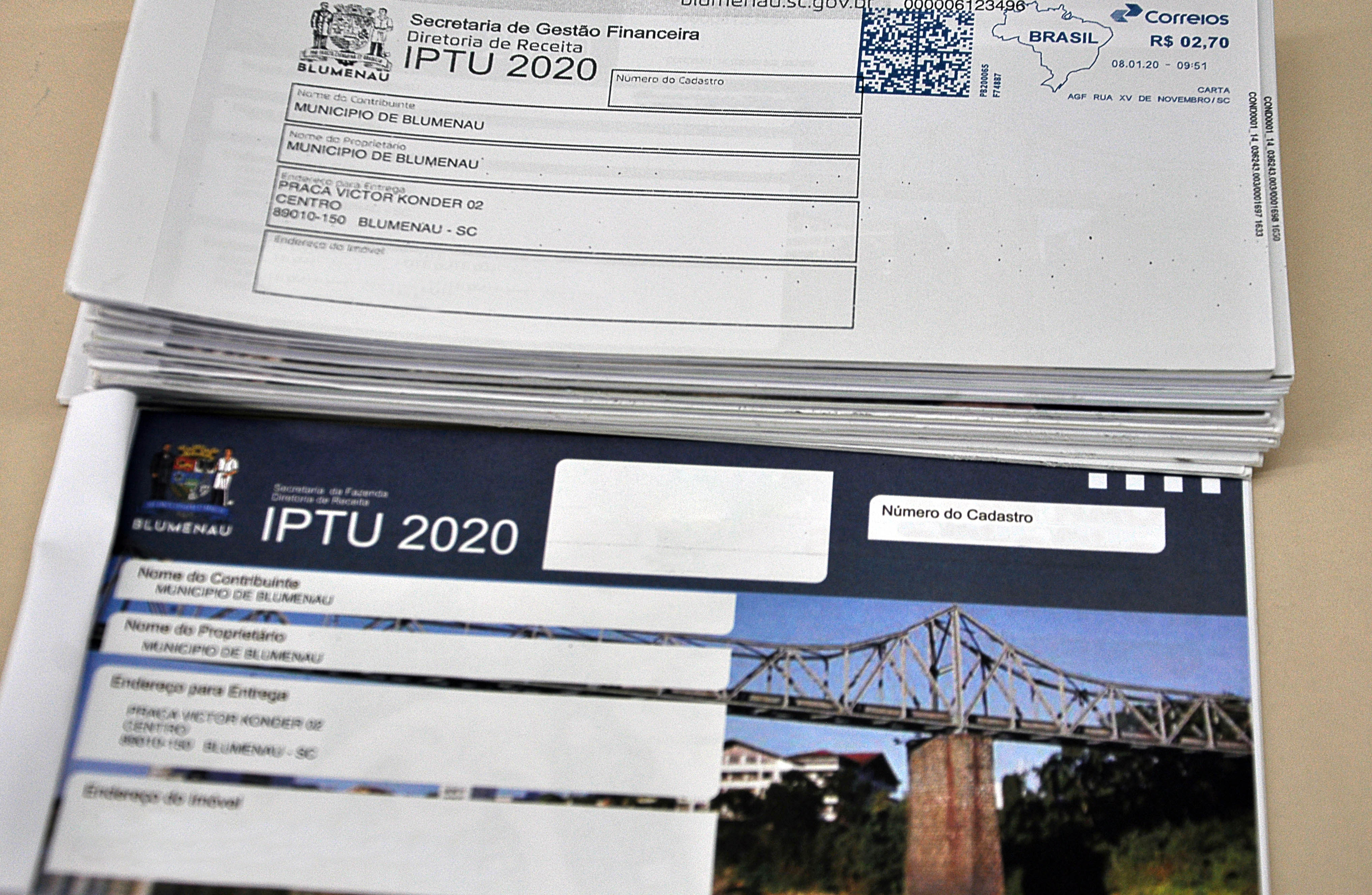 Contribuintes já receberam o carnê do IPTU e pode optar por pagar à vista e ganhar um desconto Contribuintes já receberam o carnê do IPTU e pode optar por pagar à vista e ganhar um desconto