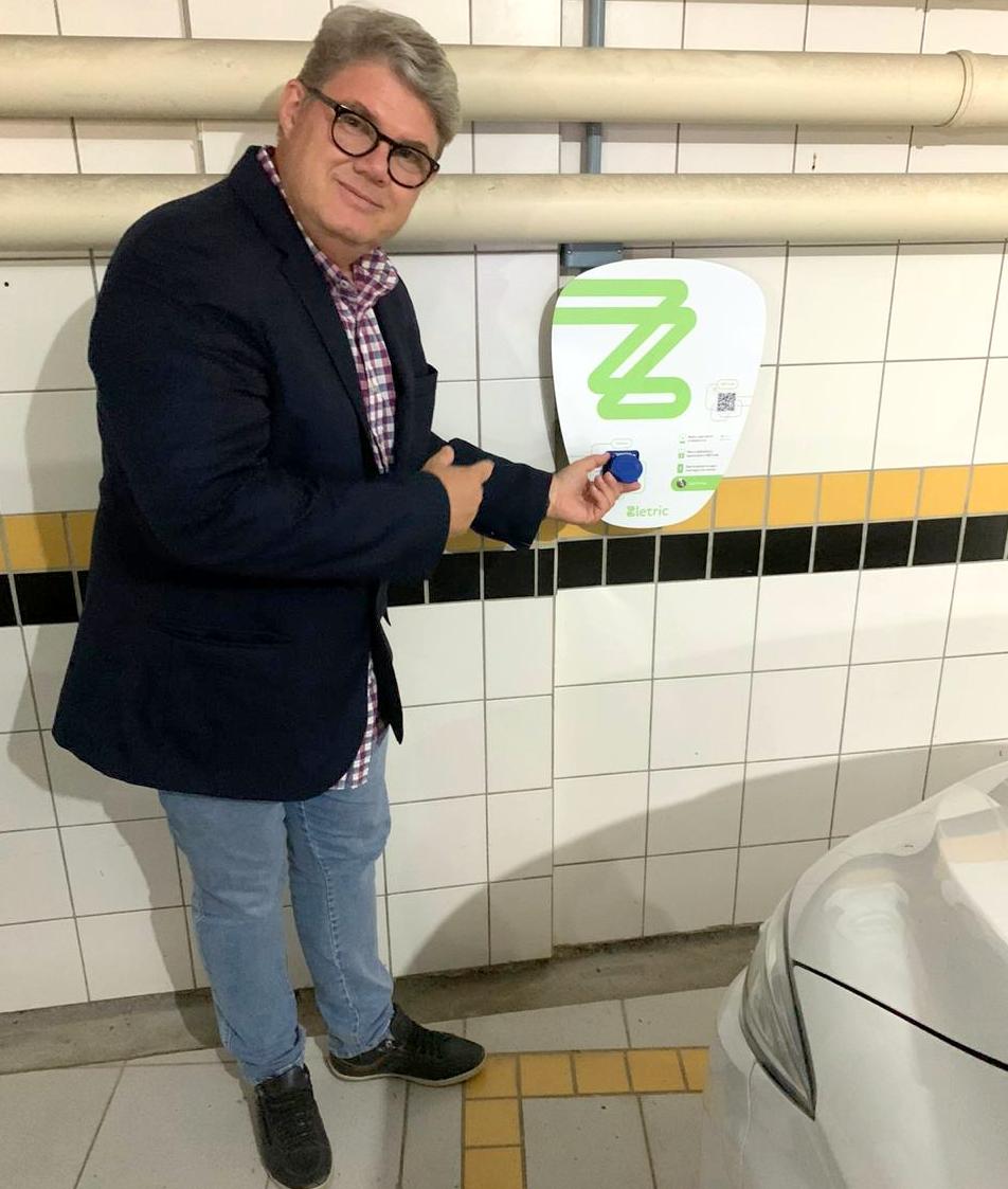 Estacionamento com recarga para veículos.