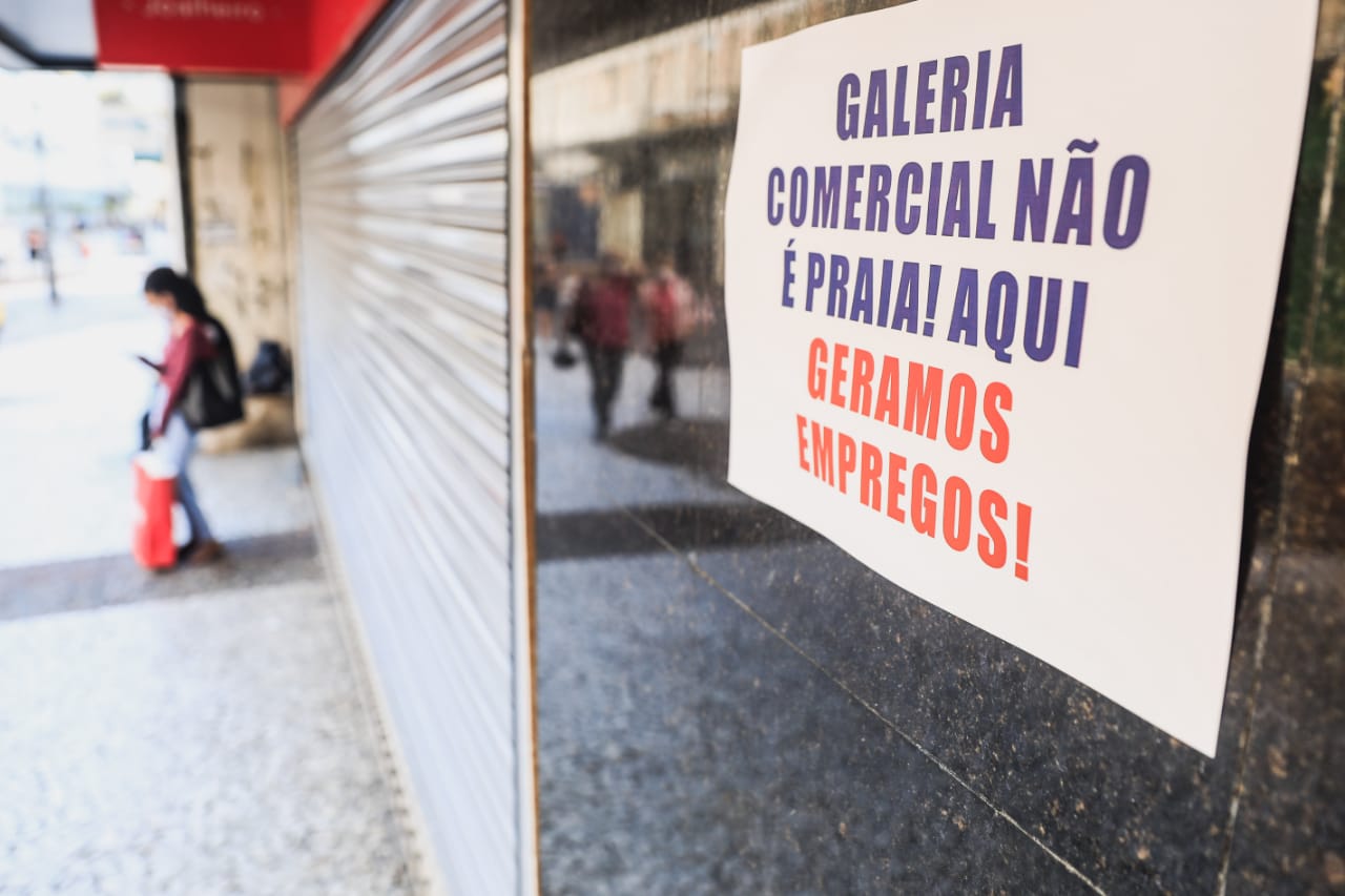 Galeria com as portas fechadas na manhã desta quarta em Florianópolis Galeria fechada em Florianópolis