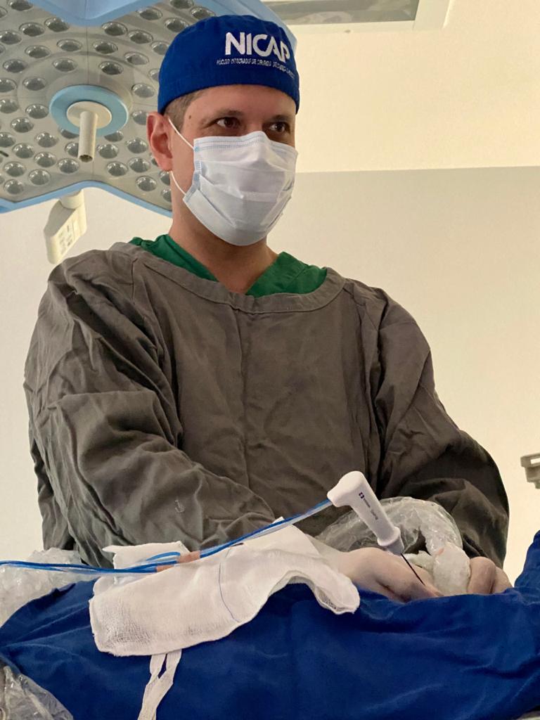 Método realizado pelo Dr. Gustavo Philippi de Los Santos não deixa cicatriz e não precisa de hormônios