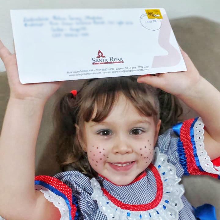 Helena recebendo sua cartinha