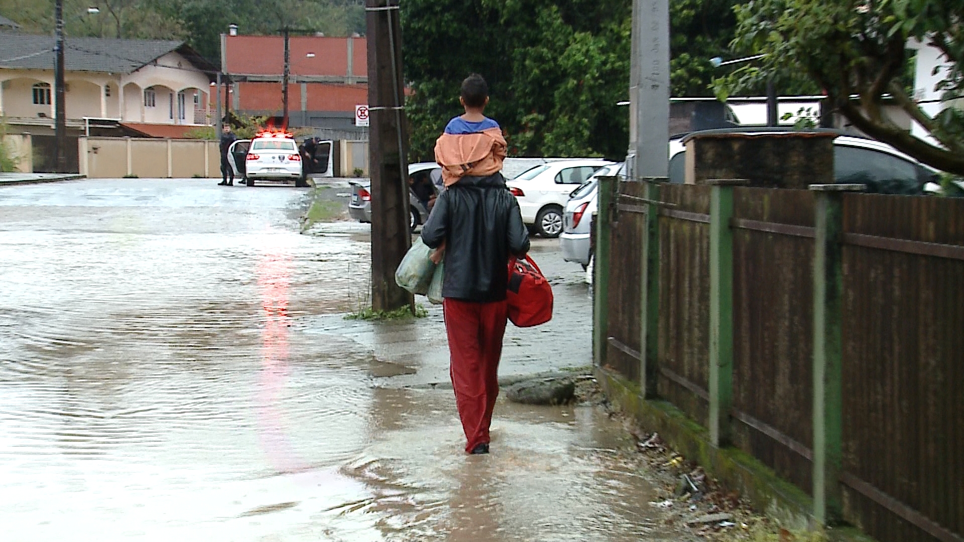 Família é uma das que teve a casa alagada em Joinville Família é uma das que teve a casa alagada em Joinville
