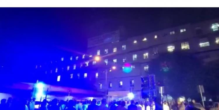 Coral se apresentou em frente a hospital como forma de homenagear profissionais de enfermagem Coral se apresentou em frente a hospital como forma de homenagear profissionais de enfermagem
