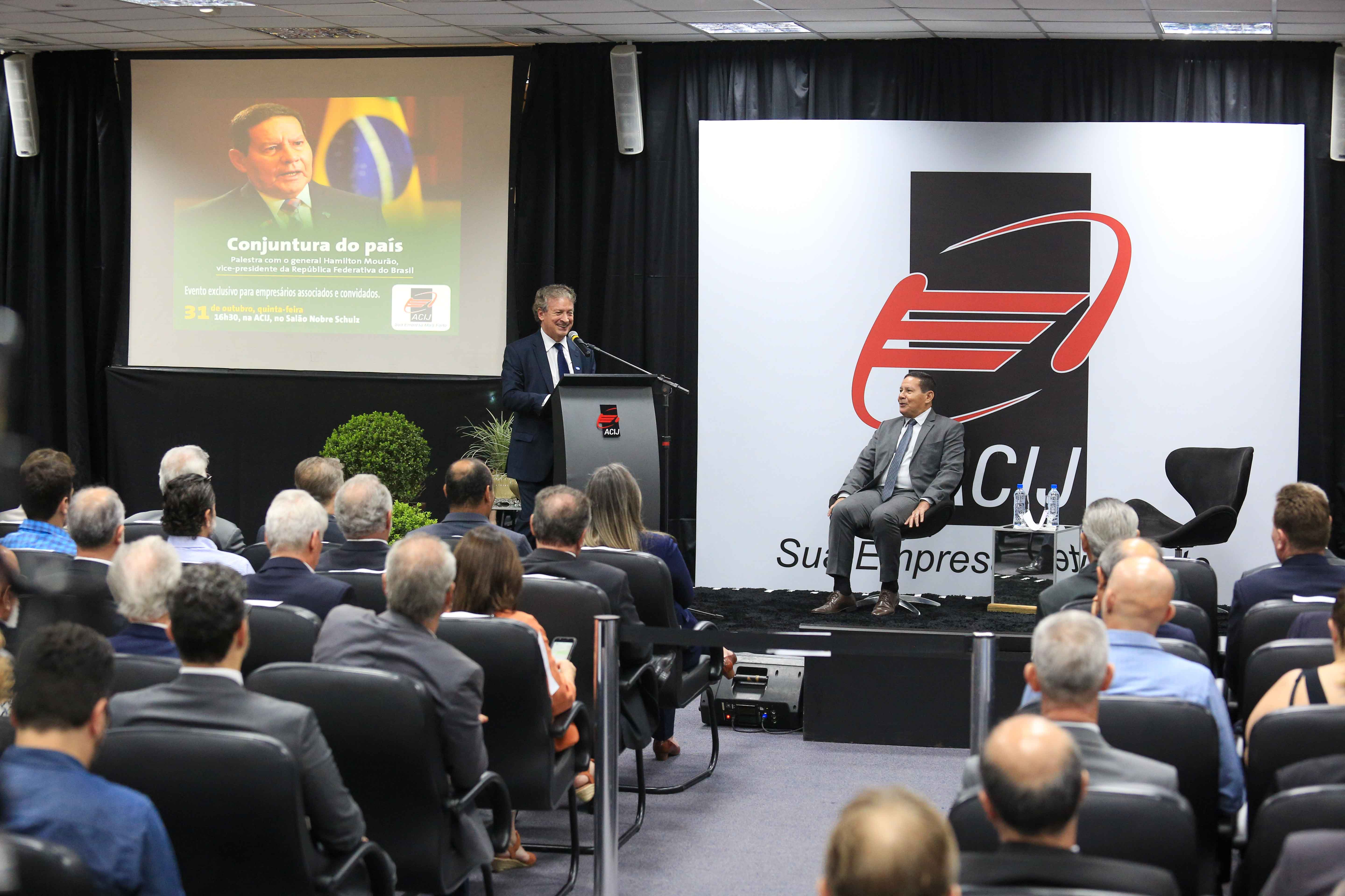 foto mostra plateia do salão nobre da acij assistindo a palestra do vice-presidente