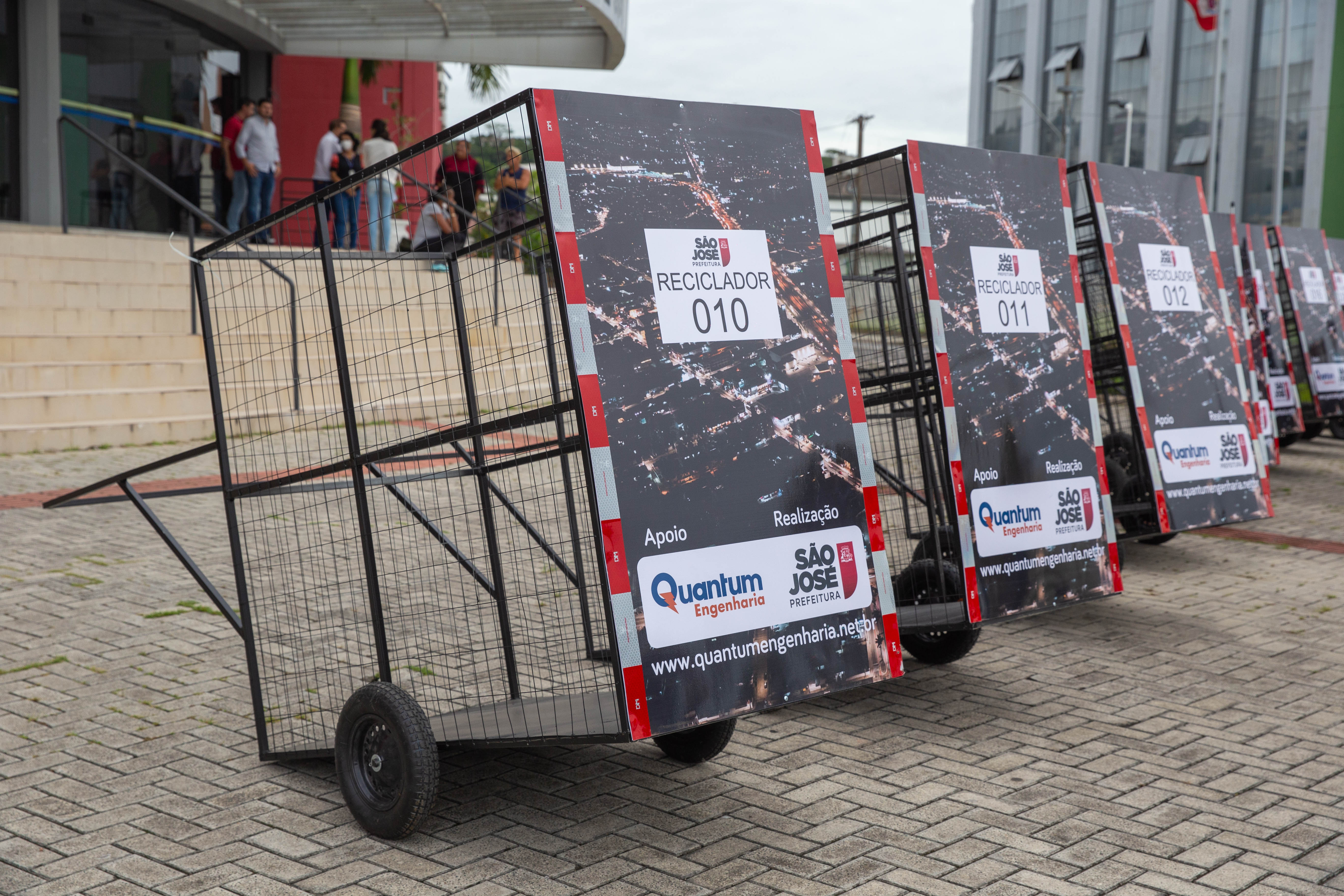 Quantum apoiou ação social que entregou novos carrinhos para catadores de recicláveis Quantum