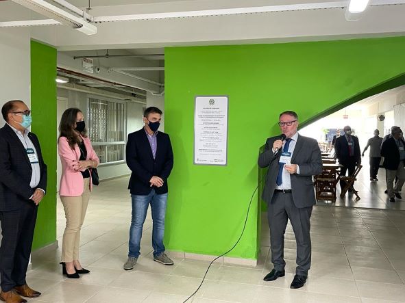 Professores Rubipiara Fernandes, Jane Parisenti, Maurício Gariba Junior e Marco Juliatto. no descerramento da placa da nova usina solar Os professores Rubipiara Fernandes, Jane Parisenti, Maurício Gariba Junior e Marco Juliatto. no descerramento da placa da nova usina solar