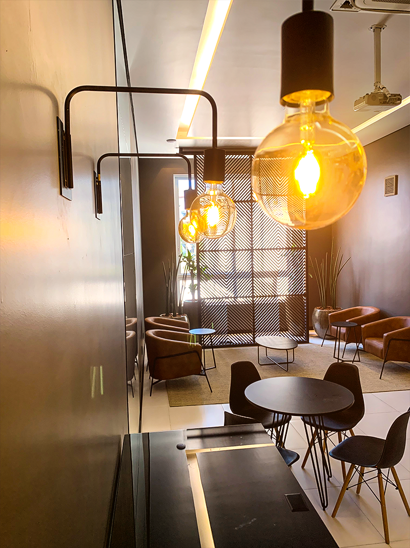 Aproveitamento da luz natural e integração entre os espaços integram a estrutura das novas empresas. Auri Corporate Tower - Interno - NSC