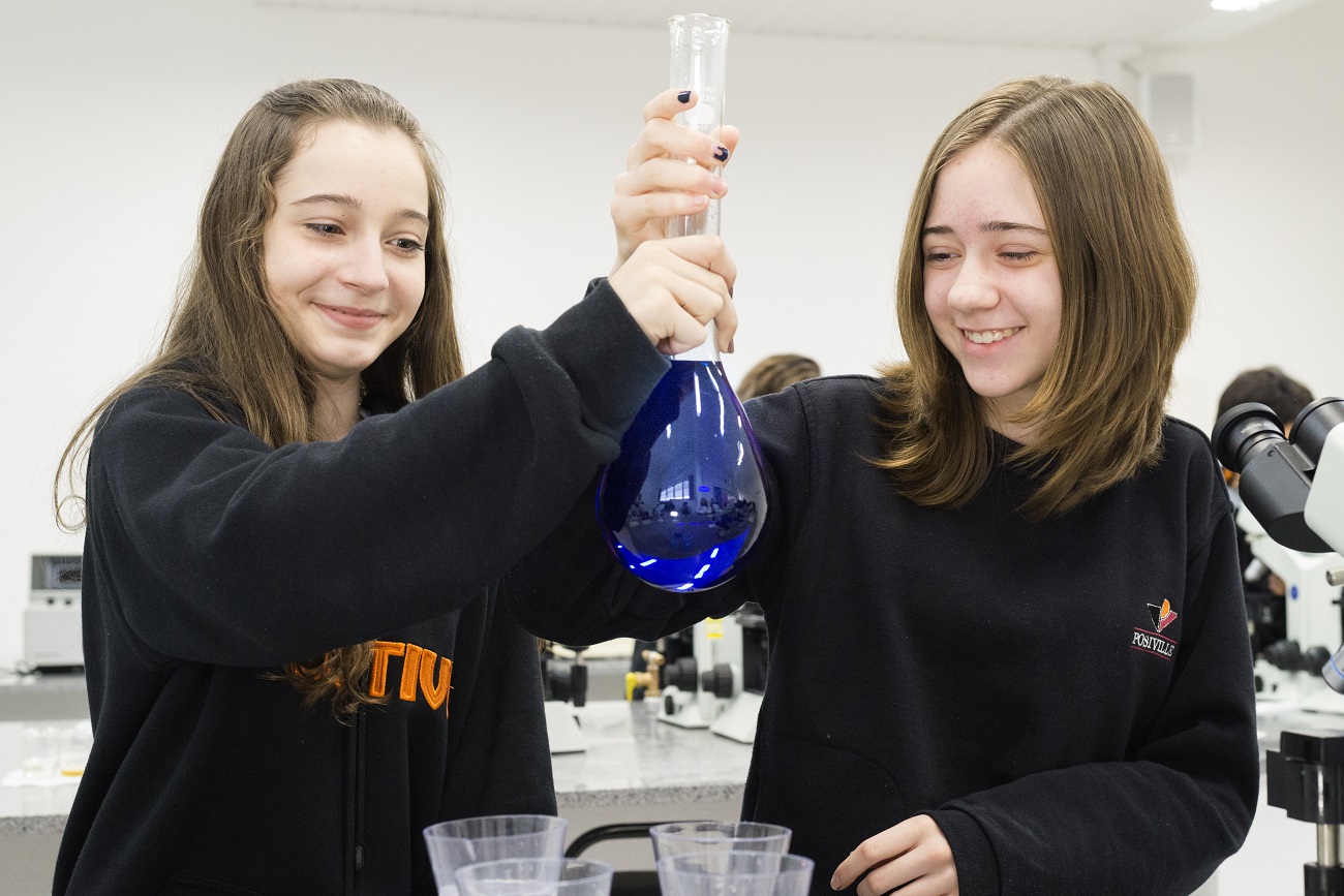 A nova legislação amplia o tempo mínimo do estudante na escola de 800 horas para 1.000 horas anuais A nova legislação amplia o tempo mínimo do estudante na escola de 800 horas para 1.000 horas anuais