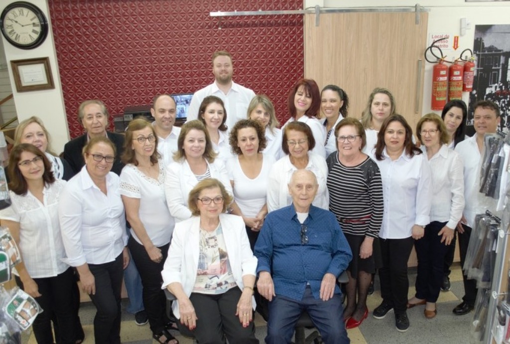João e a esposa Maria Irene, à frente, com a equipe da Casa Imperial nos seus 60 anos, em 2017 João e a esposa Maria Irene, à frente, com a equipe da Casa Imperial nos seus 60 anos, em 2017