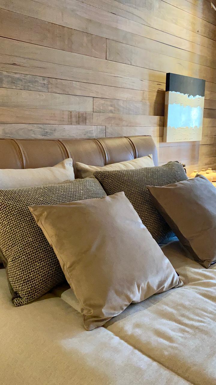 A madeira protagoniza a suíte do loft de 80m², do chão ao teto. Michael Zanghelini resolveu quebrar o padrão ao preencher esta caixa: em estado natural, a madeira Tauari surge sem tratamentos ou procedimentos A madeira protagoniza a suíte do loft de 80m², do chão ao teto. Michael Zanghelini resolveu quebrar o padrão ao preencher esta caixa: em estado natural, a madeira Tauari surge sem tratamentos ou procedimentos