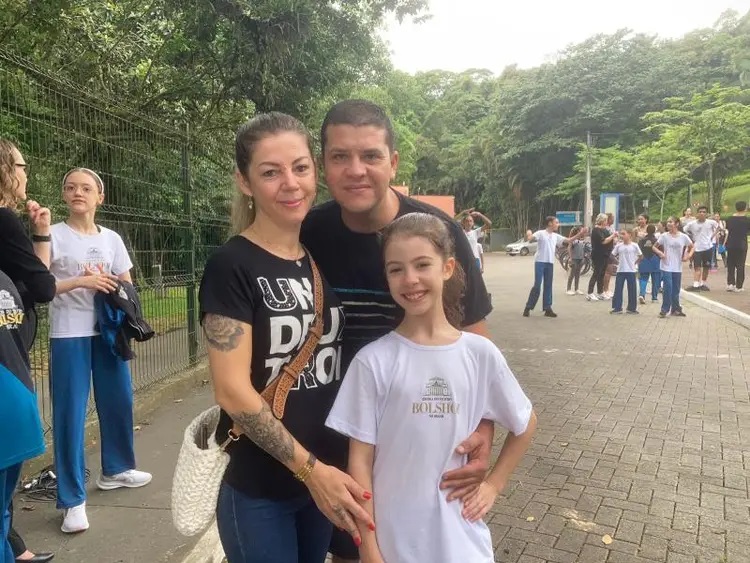 Michele, Estevão e Giovana deixaram a cidade natal para viver o sonho da menina Michele, Estevão e Giovana deixaram a cidade natal para viver o sonho da menina