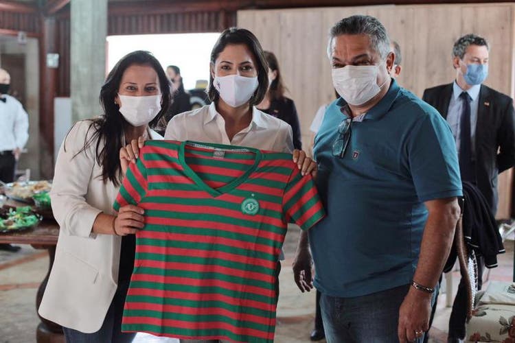 Antes da visita a Saudades, primeira-dama recebeu camisa da Chapecoense do prefeito de Chapecó, João Rodrigues Antes da visita a Saudades, primeira-dama recebeu camisa da Chapecoense do prefeito de Chapecó, João Rodrigues