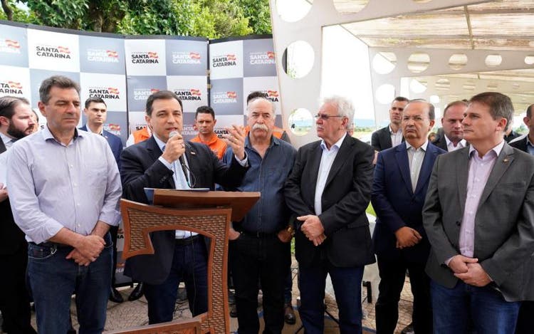 Carlos Moisés de fez acompanhar de emedebistas em diversos eventos pelo Estado, como no anúncio do obras em Campos Novos. Carlos Moisés de fez acompanhar de emedebistas em diversos eventos pelo Estado, como no anúncio do obras em Campos Novos.
