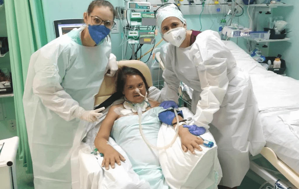 De acordo com os médicos, o tratamento humanizado tem auxiliado na recuperação da jovem