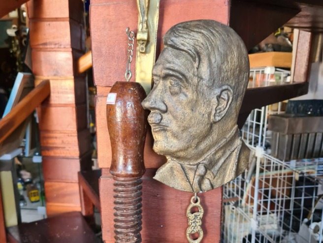 Busto de Hitler em loja de Nova Trento Busto de Hitler em loja de Nova Trento