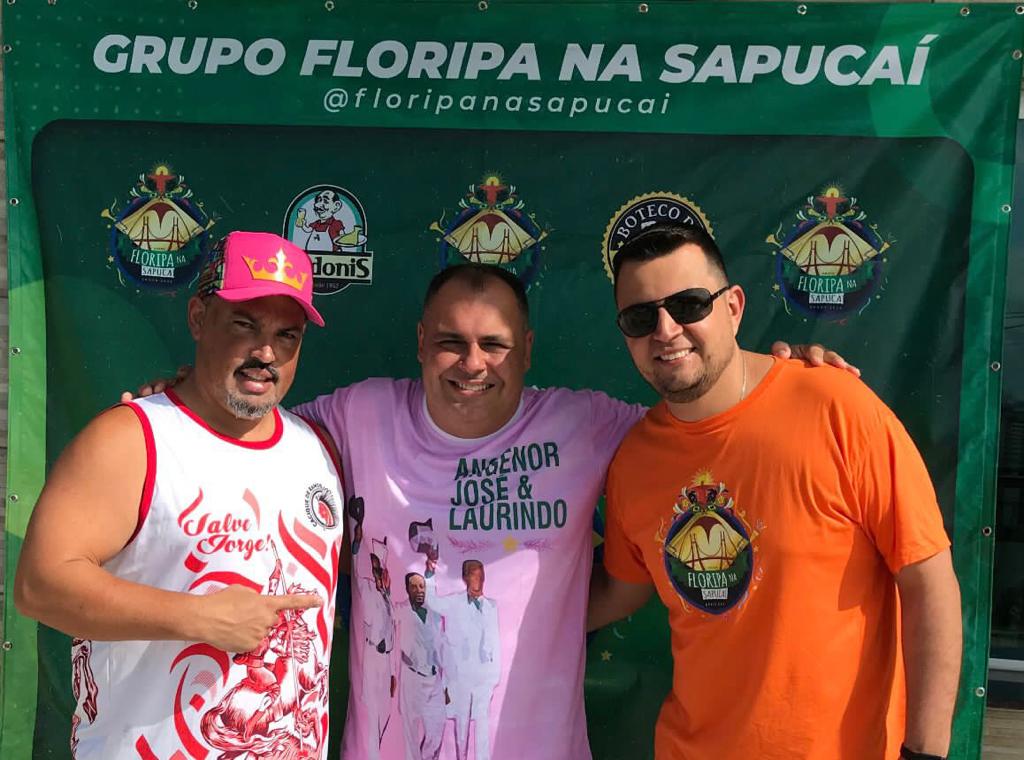 O organizador da turma, Vandrei Bion (ao centro), com Kleber Oliveira (esq.), dono do Boteco do Rei, e Guilherme Silveira, produtor executivo do Grupo FLORIPA na Sapucaí O organizador da turma, Vandrei Bion (ao centro), com Kleber Oliveira (esq.), dono do Boteco do Rei, e Guilherme Silveira, produtor executivo do Grupo FLORIPA na Sapucaí