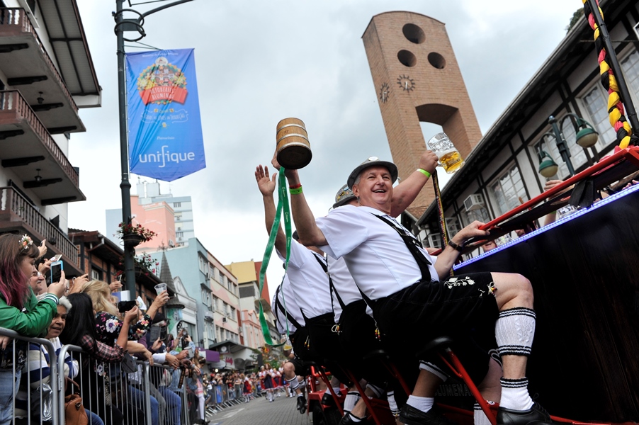 Desfiles oficiais levam o clima da festa à Rua XV de Novembro, no centro da cidade Desfiles oficiais levam o clima da festa à Rua XV de Novembro, no centro da cidade