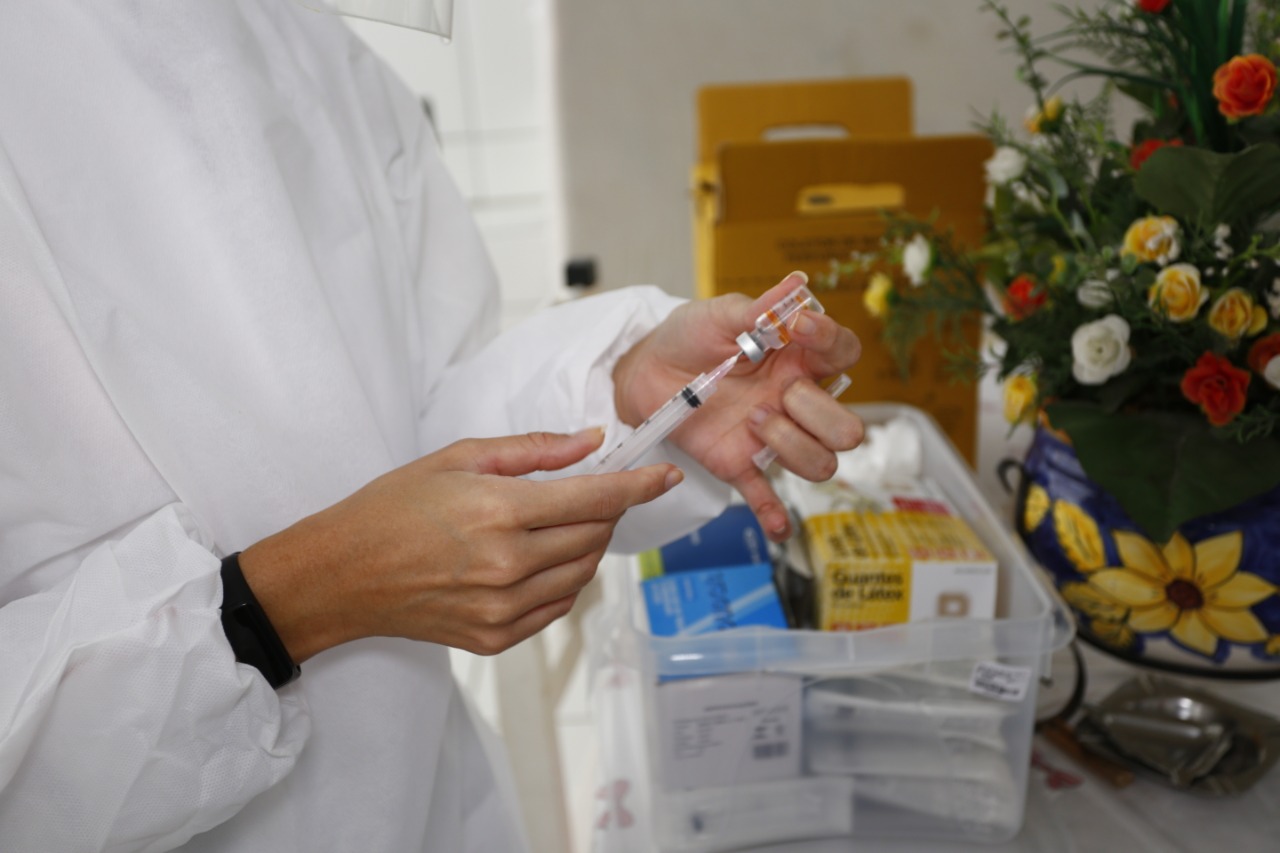 Meta de vacinação é ultrapassada e capital vacina 102% de idosos contra a Covid-19 na primeira etapa. Vacinação de idosos em Florianópolis